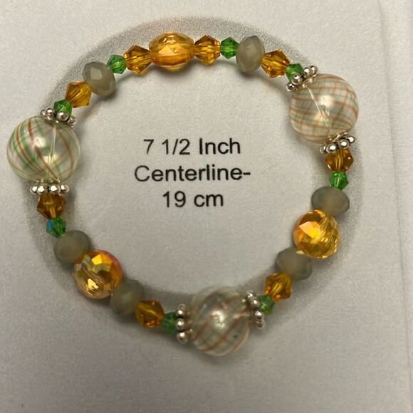 Handcrafted beaded bracelet with metal bead detail - Picture 2 of 2